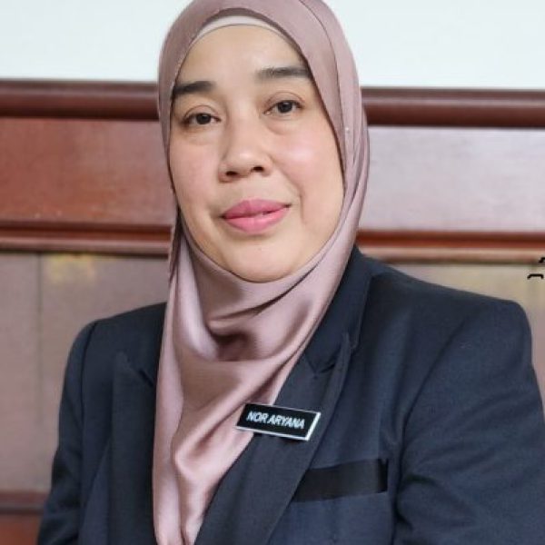 Passport Photo - Dr Noraryana Hassan